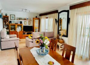 Salon avec des meubles - Maison individuelle à la rue Confrides