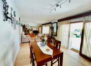 Salón con mesa de comedor y muebles - en Casa o chalet independiente en calle Confrides