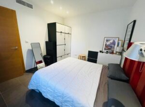 Habitación con cama matrimonial - Piso en Vicente Blasco Ibáñez
