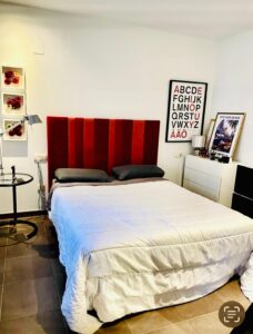 Habitación con cama matrimonial - Piso en Vicente Blasco Ibáñez