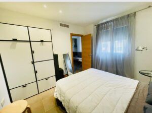 Habitación con cama matrimonial - Piso en Vicente Blasco Ibáñez