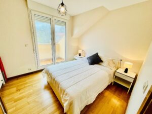 Habitación con cama matrimonial en Ático en Extrada Xeral