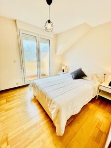Habitación con cama matrimonial en Ático en Extrada Xeral