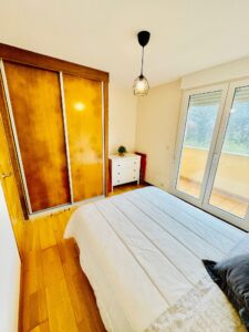 Habitación con cama matrimonial en Ático en Extrada Xeral