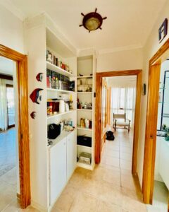 Couloir avec garde-manger - Maison individuelle à la rue Confrides