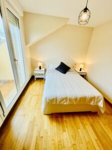 Habitación con cama matrimonial en Ático en Extrada Xeral