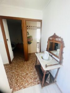 Pasillo con entrada a una habitación y a la cocina - en Ático en calle Virgen del Carmen