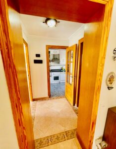 Couloir avec accès à la cuisine - Maison individuelle à la rue Confrides
