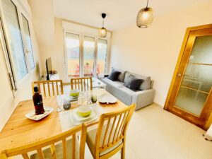 Salon avec table à manger et meubles - Penthouse à Extrada Xeral