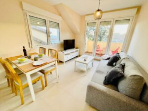 Salon avec table à manger et meubles - Penthouse à Extrada Xeral