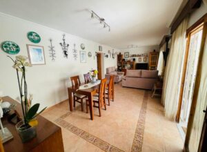 Salón con mesa de comedor y muebles - en Casa o chalet independiente en calle Confrides