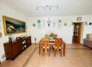Salon - en Maison individuelle ou chalet situé dans la rue Confrides